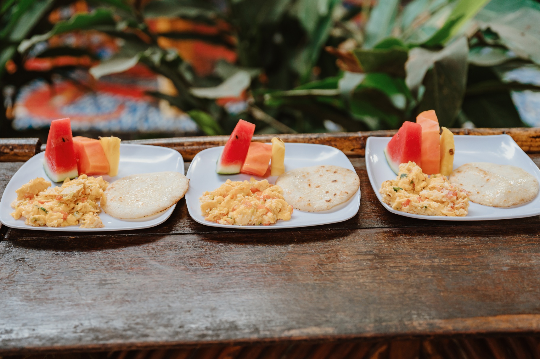 Desayuno: huevos, arepa y fruta fresca